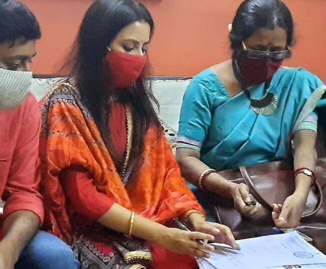 মানালি রূপোলি পর্দার জনপ্রিয় মুখ। প্রথমে ‘কালি আমার মা’ নামের একটি ছবিতে অভিনয় করেন তিনি। তবে মানালি নিজের প্রথম কাজ হিসেবে তুলে ধরেন জনপ্রিয় ধারাবাহিক ‘বউ কথা কও’-কে। তারপর ‘ভুলে যেও না প্লিজ’, ‘নকশি কাঁথা’-র মতো ধারাবাহিকেও মুখ্য চরিত্রে অভিনয় করেন মানালি। রাজ চক্রবর্তীর প্রোডাকশন ‘নিমকি ফুলকি’, শিবপ্রসাদ মুখোপাধ্যায় ও নন্দিতা রায় পরিচালিত ‘গোত্র’ ছবিতেও দেখা গিয়েছে তাঁকে। এদিকে অভিমন্যু নাম করেছেন টলি ইন্ডাস্ট্রির দরের স্ক্রিনরাইটার হিসেবে। ‘প্রেম আমার’-এর মতো বাজার সফল ছবির স্ক্রিনরাইটার ও সংলাপ তাঁরই লেখা।