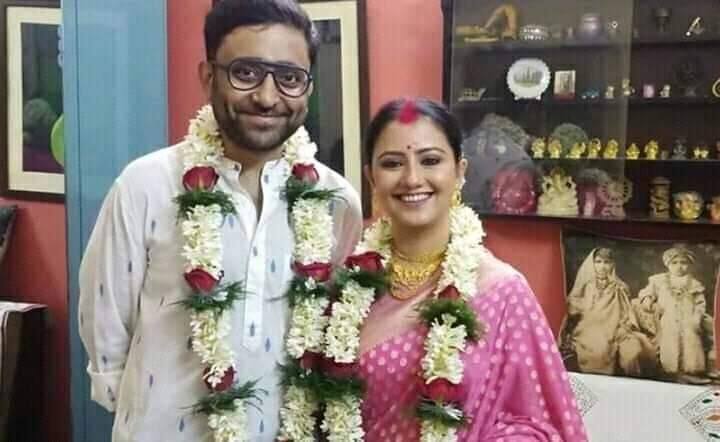 ১৫ অগস্ট কলম বিয়ে, তার ঠিক মাস দেড়েকের মধ্যেই সামাজিকভাবে সাতপাকে বাঁধা পড়লেন মানালি দে এবং অভিমন্যু মুখোপাধ্যায়। মালাবদল করে মানালির সিঁথিতে সিঁদুর তুলে দিলেন অভিমন্যু।