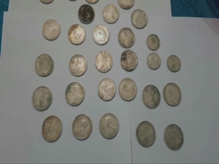 Man uneaths pot filled with 19th century silver coins from land, get threats পূর্ব বর্ধমানে উদ্ধার উনবিংশ শতকের রুপোর মুদ্রা ভর্তি কলসি, জমির মালিককে 'হুমকি, মারধর'