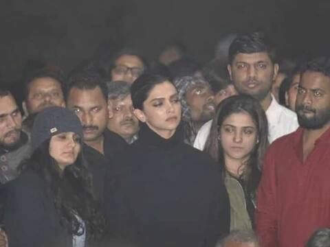 এই বছরের শুরুতে ’ছপক‘ সিনেমা নিয়ে বিতর্কে জড়িয়েছিলেন দীপিকা। দিল্লিতে যখন এই ছবির প্রদর্শন চলছিল, সেই সময়  জওহরলাল নেহেরু বিশ্ববিদ্যালয়ের প়ড়ুয়াদের পাশে দাঁড়াতে দেখা গিয়েছিল দীপিকাকে। দীপিকা জেএনইউ প়ড়ুয়াদের পাশে দাঁড়ানোয় বিজেপি নেতা তেজেন্দ্র পাল বাগদা সহ কয়েকজন দীপিকার ’ছপক‘  ছবি বয়কটের ডাক দিয়েছিলেন।