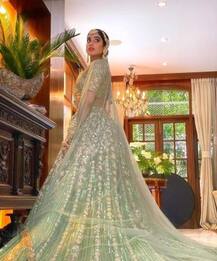 মণীশ মালহোত্রার নতুন সংগ্রহে বিয়ের সাজে জাহ্নবী কপূর