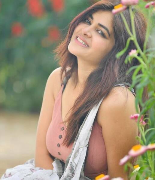 কেবল অভিনয় নয়, ইন্ডাস্ট্রির অন্যতম পছন্দের মডেলও এখন মধুমিতাই।