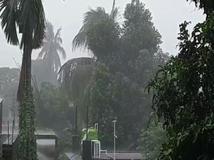 MeT forecast heavy to very heavy rain in North Bengal আগামী ২৪ ঘণ্টায় উত্তরবঙ্গের কিছু জেলায় অতি ভারী থেকে ভারী বৃষ্টির সম্ভাবনা