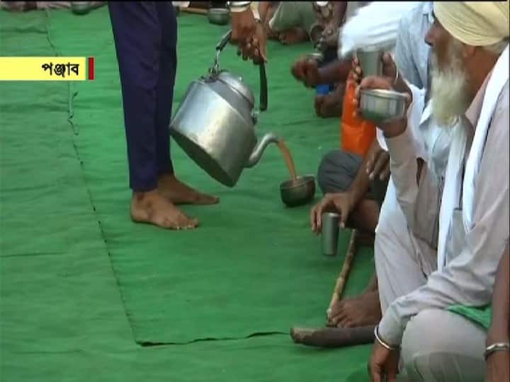 সেখানেই বিশাল বিশাল পাত্রে শুরু হয় চা বানানো। রেললাইনের ওপরেই বসে শুরু হয় চা পান