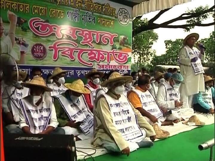 জোড়া কৃষি বিলের প্রতিবাদে কলকাতাতেও আলাদা আলাদা করে বিক্ষোভ দেখায় তৃণমূল-বাম-কংগ্রেস। প্রথমে বেলা ১২টা থেকে মেয়ো রোডের কাছে গাঁধী মূর্তির সামনে অবস্থান বিক্ষোভ শুরু তৃণমূলের কৃষক সংগঠন। 
