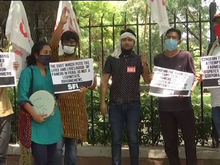 কৃষক বিলের প্রতিবাদের আঁচ ছড়িয়েছে রাজধানী দিল্লিতেও। এদিন যন্তরমন্তরে বিক্ষোভ দেখায় বাম কৃষক-শ্রমিক ও ছাত্র সংগঠন
