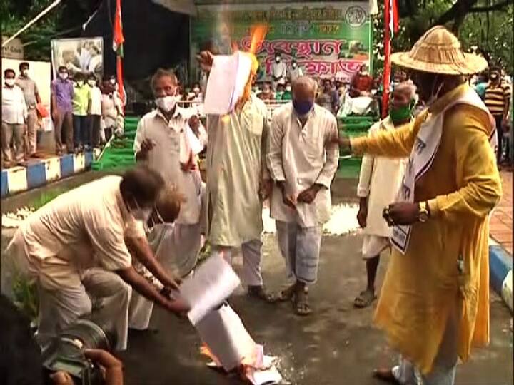 উপস্থিত ছিলেন রাজ্যের মন্ত্রী তাপস রায়, সাংসদ সুব্রত বক্সী সহ তৃণমূলের নেতারা। পোড়ানো হয় কৃষি বিলের প্রতিলিপি