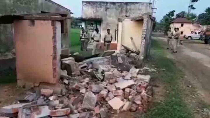 East Burdwan: Crude bombs goes off at abandoned toilet of ICDS centre পূর্ব বর্ধমানে আইসিডিএস সেন্টারের পরিত্যক্ত শৌচাগারে মজুত বোমায় বিস্ফোরণ, শুরু রাজনৈতিক চাপানউতোর