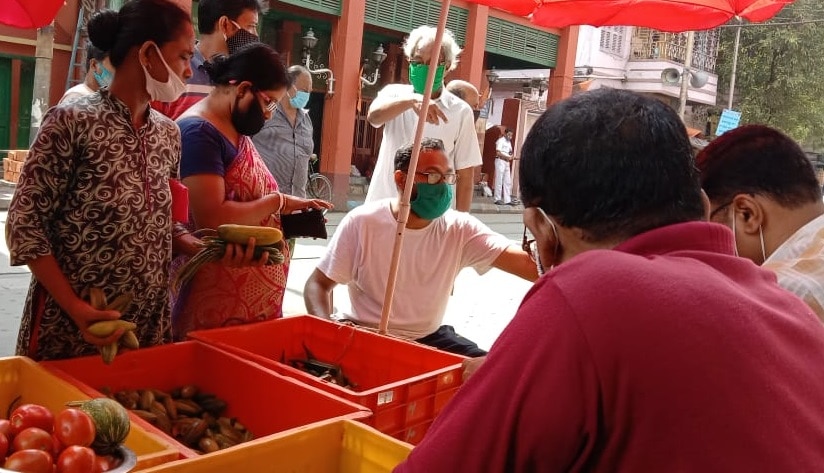 উত্তর কলকাতায় সিপিএম-এর ‘শ্রমজীবী বাজার’, ৬৫-র পেঁয়াজ ৪০ টাকায়, আলু ৩০-এ