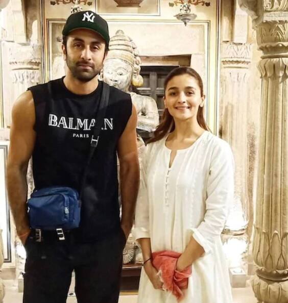 আজ রণবীর কপূরের ৩৮তম জন্মদিন। বর্তমানে তাঁর সঙ্গে আলিয়া ভট্টের প্রেমের কথা ইন্ডাস্ট্রিতে বহুচর্চিত। কিন্তু জানেন কী আলিয়া রণবীরের জীবনে আশা ষষ্ঠ নারীচরিত্র। এর আগেও রণবীরের জীবনে এসেছেন একাধিক নায়িকা।