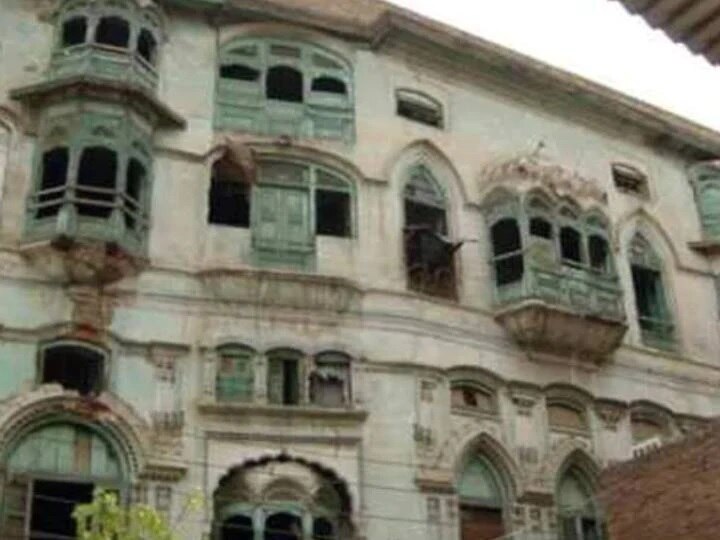 Pakistan To Buy Ancestral Houses Of Raj Kapoor And Dilip Kumar To Save Them From Demolition ধ্বংস হতে বসেছে রাজ কপূর ও দিলীপ কুমারের বাড়ি, কিনে নিয়ে সংরক্ষণ করবে পাক সরকার