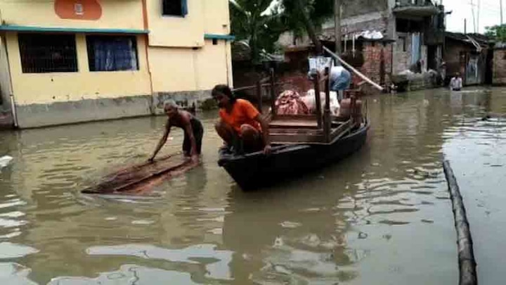 পাশাপাশি, বৃষ্টির জমা জলে দুর্ভোগে ইংরেজবাজার পুরসভার ৩ নম্বর ওয়ার্ডের বাসিন্দারা। প্রতিবাদে ৩৪ নম্বর জাতীয় সড়ক অবরোধ।