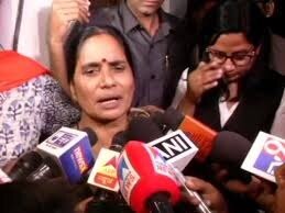 Hathras Gangrape: Push Case In Fast-track Courts, Requests Nirbhayas Mother To UP Government হাথরস ধর্ষণে উত্তরপ্রদেশ সরকারের কাছে ফাস্ট ট্র্যাক কোর্টে দ্রুত বিচারের দাবি নির্ভয়ার মায়ের