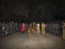 হাথরাস: 'ওকে শেষবার বাড়িতে আসতে দাও তোমরা', পরিবারের আবেদন অগ্রাহ্য করে মধ্যরাতে নির্যাতিতার দেহ সৎকার পুলিশের