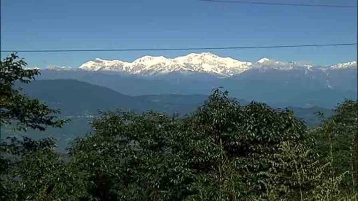 কিন্তু কীভাবে এমন বাড়ির কাছে এল কাঞ্চনজঙ্ঘা? বিশেষজ্ঞরা বলছেন, বেশ কয়েকদিনের বৃষ্টিতে বাতাসে ধূলিকণা কমেছে। এছাড়া লকডাউনের জেরে যানবাহন-কল কারখানা বন্ধ থাকাতে দূষণ কমেইছে! তারই জেরে হাতের কাছে কাঞ্চনজঙ্ঘা!