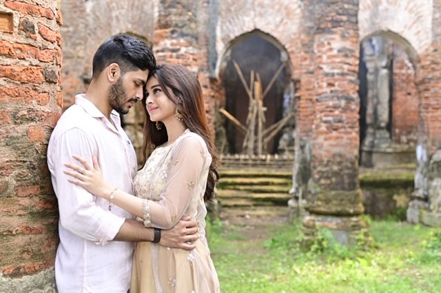 অর্জুন বলছেন, রবীন্দ্রসঙ্গীত নিয়ে কাজ করেছিলাম ‘গানের ওপারে’-র সময়।  প্রচুর গানে লিপ দিতে হয়েছিল ওই ধারাবাহিকে। সেই স্মৃতি মনে পড়ে যাচ্ছিল। আর রোম্যান্সে, কথায়, সুরে সবসময় তো রবীন্দ্রনাথই সেরা। আমরা তাঁর গানকেই বিভিন্নভাবে খুঁজে নিই কেবল। ‘