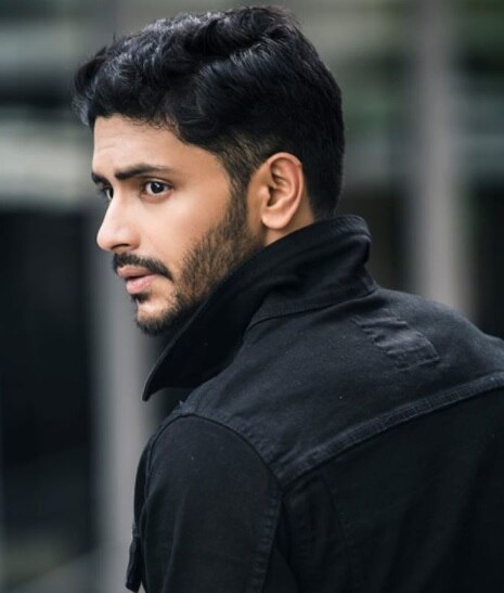 'অভিযাত্রিক' ছাড়াও আটকে রয়েছে অঞ্জন দত্ত পরিচালিত 'সাহেবের কাটলেট'-এর মুক্তি। সেখানেও মুখ্য ভূমিকায় রয়েছেন অর্জুন।