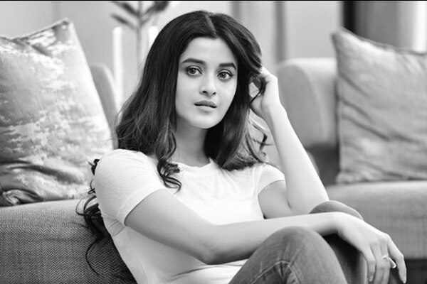 অন্যদিকে সোশ্যাল মিডিয়ায় ইতিমধ্যেই বেশ জনপ্রিয় দর্শনা। এর আগে 'ল্যাবরেটরি' ছবিতে অনির্বাণ ভট্টাচার্যের বিপরীতে অভিনয় করেছিলেন তিনি।