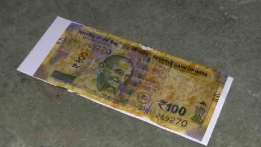 New Town fraud note case, 2 people arrested রঙের কারসাজিতে সাদা কাগজ বদলে যাচ্ছে টাকায়, দাম এক লাখ! নিউটাউন থেকে গ্রেফতার ২ প্রতারক