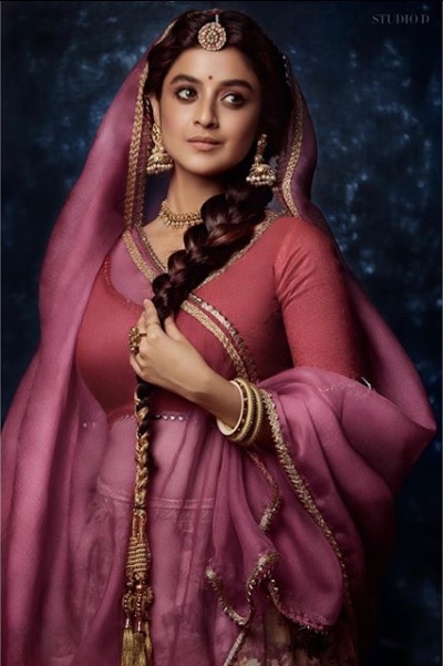 আজ ওয়েব প্ল্যাটফর্মে মুক্তি পেল মিউজিক ভিডিও - 'মাঝে মাঝে তব'। অর্জুন দর্শনার জুটির এই নতুন গান ইতিমধ্যেই দেখে ফেলেছেন প্রায় ৩০ হাজার জন।