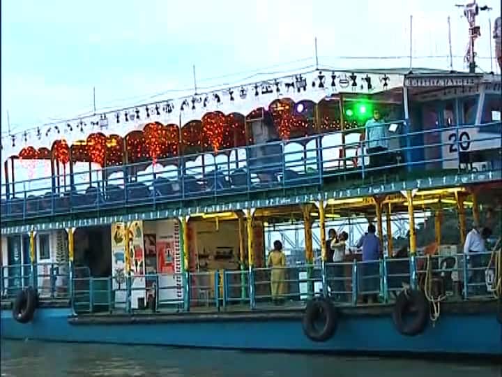 এই পরিস্থিতিতেই হাতের সামনে হাজির গঙ্গা ক্রুজ রাইড। সুদৃশ্য লঞ্চে চলে চড়ে গঙ্গাপথে ঘুরে আসা কলকাতার ঐতিহাসিক ঘাটগুলি। 