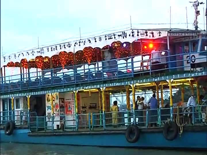 গঙ্গায় ভাসতে ভাসতে গাইডের কাছ থেকে জানা যাবে কলকাতার ইতিহাস।