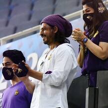 লম্বা চুল, বেগুনি মাস্ক-হুডি-ক্যাপ, দুবাইয়ে আইপিএলের ম্যাচে শাহরুখকে দেখে উন্মাদনা সোশ্যাল মিডিয়ায়