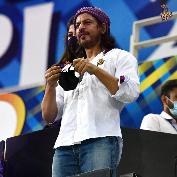 মাস্ক ও হুডিতে কেকেআরের লোগো। বড় চুলে, বেগুনি টুপি ও বেগুনি মাস্ক পরে শাহরুখকে দেখে উন্মাদনায় ভেসে গেল সোশ্যাল মিডিয়া।