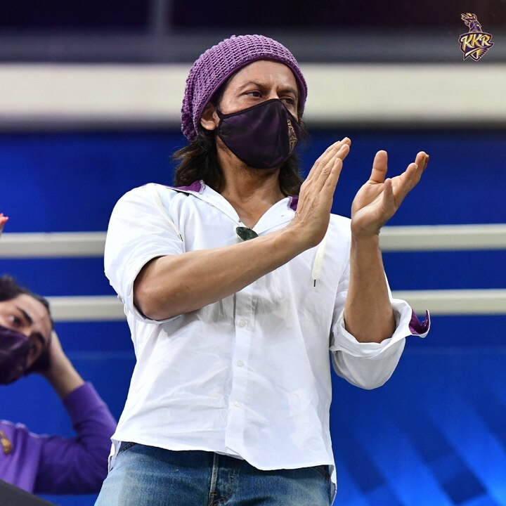 রাজস্থান রয়্যালসের বিরুদ্ধে ম্যাচের আগে একটি লাইভ সেশনে নাইট সিইও ভেঙ্কি মাইসোর সুখবরটা দেন। জানান, মাঠে আসছেন শাহরুখ। তারপর থেকেই নাইট মালিকের জন্য অধীর আগ্রহে অপেক্ষা করছিলেন ভক্তরা।