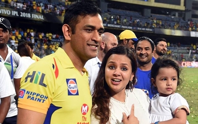 I miss my husband MS Dhoni, not attending IPL games in stadiums: Sakshi Dhoni ধোনিকে মিস করছেন সাক্ষী, বলছেন, জৈব সুরক্ষা বলয়ে মেয়েকে নিয়ে থাকাটা কঠিন হতো