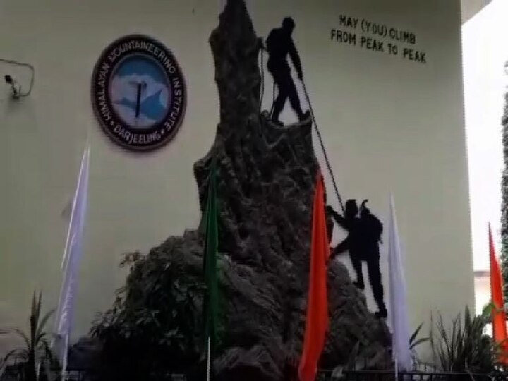 এদিন সাধারণের জন্য খুলে দেওয়া হয় হিমালয়ান মাউন্টেনিয়ারিং ইনসটিটিউটও। দার্জিলিঙের পদ্মজা নাইডু হিমালয়ান জুলজিক্যাল পার্কে সর্বাধিক ২ হাজার জনের প্রবেশে অনুমতি দিয়েছে সরকার। 