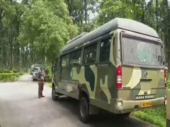 সমস্ত স্বাস্থ্যবিধি মেনে এদিন খুলেছে শিলিগুড়ির বেঙ্গল সাফারি। প্রতিদিন এখানে সর্বোচ্চ ৩০০ জনকে প্রবেশের অনুমতি দেওয়া হয়েছে। এদিন জিপে চেপে জঙ্গল সাফারি উপভোগ করেন পর্যটকরা। তবে, বন্ধ রয়েছে হাতি সাফারি। 