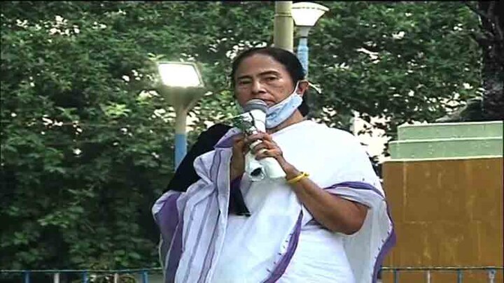 Hathras Gangrape: TMC supremo Mamata Banerjee protest march Kolkata, attacks BJP, centre হাথরসকাণ্ড: 'সবচেয়ে বড় অতিমারী বিজেপি, দেশের লজ্জা', হাতে কালো কাপড় নিয়ে প্রতিবাদ মিছিল মমতার