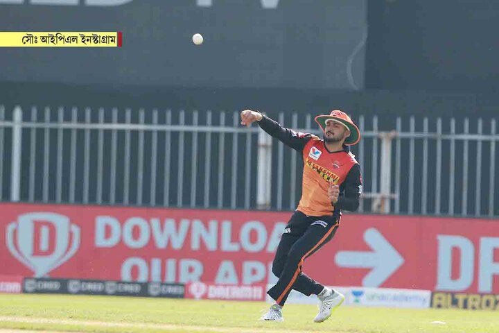 IPL 2020, SRH vs MI: Manish Pandey's jaw-dropping catch sends commentators into a frenzy, 'one of the best' says Michael Slater IPL 2020: অবিশ্বাস্য! বাজপাখির মতো উড়ে গিয়ে দুরন্ত ক্যাচ মণীশ পাণ্ডের, আইপিএলের সেরা?