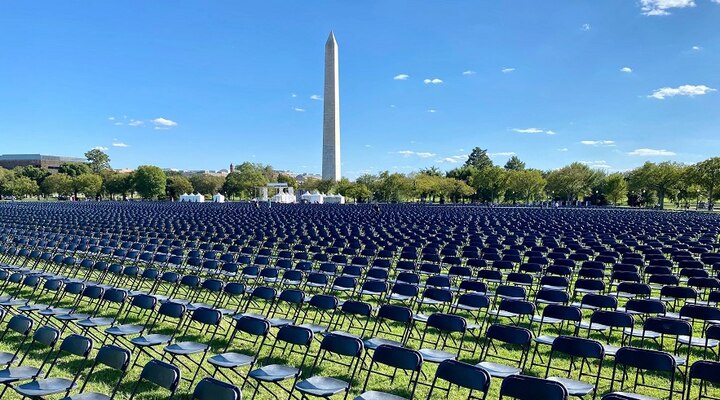 20,000 Empty Chairs Set Up Honour 2 Lakh Lives Lost COVID-19 United States ২০ হাজার চেয়ার ফাঁকা রেখে করোনায় মৃতদের স্মরণ আমেরিকায়