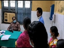 অস্ত্রোপচারের জন্য রোগীর পরিজনদের কাছ থেকে ১০ হাজার নিয়েছেন! ঘেরাও হয়ে ডাক্তার বললেন, ফেরত দেব