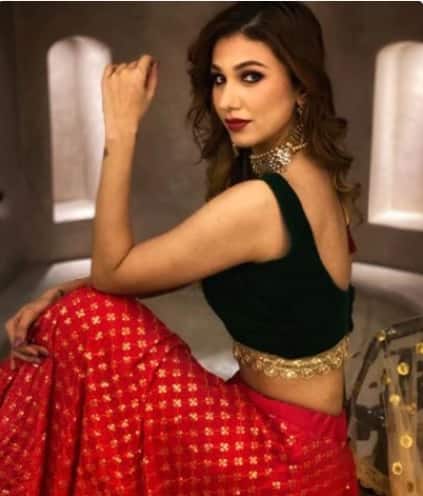 ৬৫ বছরের ভজন সম্রাট অনুপ জালোটার সঙ্গে ২৮ বছরের জসলিনের প্রেমগুঞ্জন নিয়ে একেবারে চরমে উঠেছিল বিতর্ক। যদিও বিগ বসের ঘর থেকে আউট হয়ে যাওয়ার পর দুজনেই তাঁদের সম্পর্কের কথা অস্বীকার করেছিলেন।