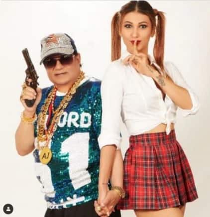 তবে ইন্ডাস্ট্রিতে এখনও কান পাতলে শোনা যায়, দুজনের সম্পর্ক বেশ জমজমাটই রয়েছে এখনও। সম্প্রতি অন্দরের খবর, শিক্ষক-ছাত্রীর এই জুটি এবার একসঙ্গে একটি ছবি করতে চলেছেন। যার নাম দেওয়া হয়েছে, 'উয়ো মেরি স্টুডেন্ট হ্যায়'।