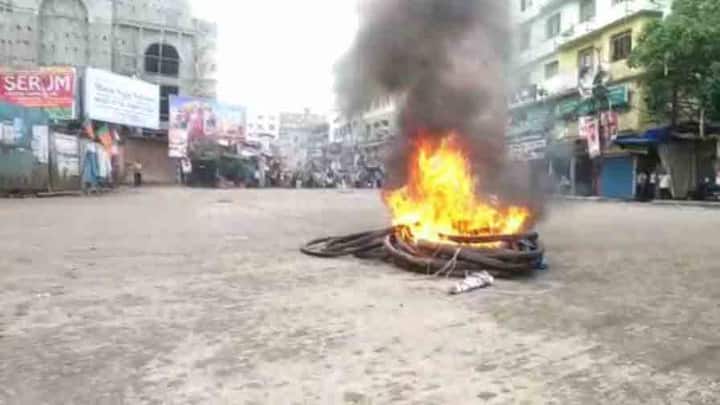 রাস্তায় টায়ার জ্বালান বিজেপি কর্মীরা। হাওড়া ময়দান সংলগ্ন বিভিন্ন গলিতেও উত্তেজনা ছড়ায়। পুলিশকে লক্ষ্য করে ইটবৃষ্টি করা হয়। 