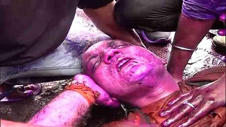 ছোড়া হয় কাঁদানে গ্যাসের সেল। জলের তোড়ে পড়ে যান বিজেপি নেতা রাজু বন্দ্যোপাধ্যায়। অসুস্থ হয়ে পড়েন রাজু। কয়েকজন বিজেপি কর্মীও অসুস্থ হন।