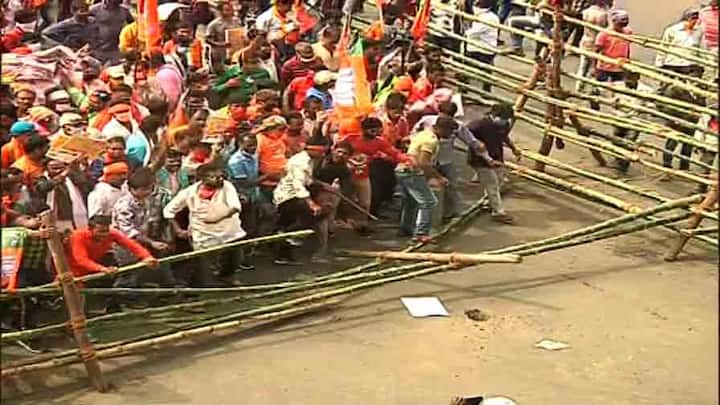 হাওড়া ময়দানে মিছিল শুরুর আগে পুলিশের ব্যারিকেড সরিয়ে দেন বিজেপি কর্মীরা।