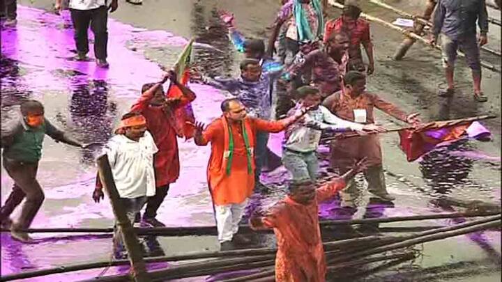 বৃহস্পতিবার দুপুরে হাওড়া ময়দানে পুলিশের চারটি ব্যারিকেডের প্রথম দু’টি ভেঙে এগনোর চেষ্টা করেন বিজেপি নেতা-কর্মীরা। পাল্টা লাঠাচার্জ ও কাঁদানো গ্যাসের সেল ফাটায় পুলিশ। 