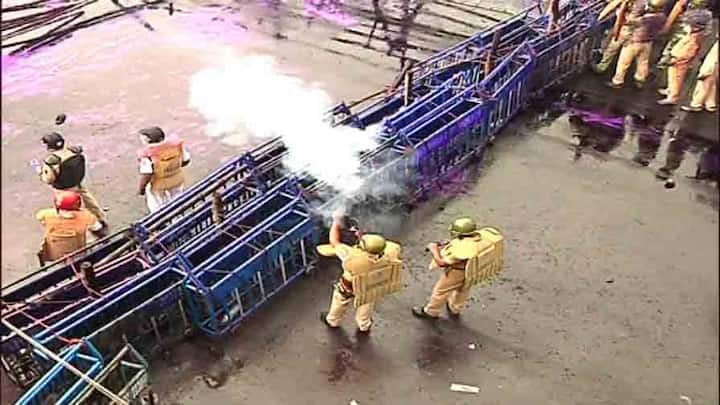 বিজেপির রাজ্য দফতর থেকে শুরু হওয়া মিছিল বড়বাজারে পৌঁছতেই উত্তেজনা ছড়ায়। পুলিশ লাঠিচার্জ করে। বিজেপি কর্মীদের ছত্রভঙ্গ করে পুলিশ।