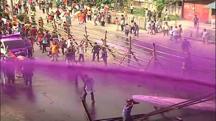 সাঁতরাগাছিতে বাঁশের ব্যারিকেড ধরে টানাটানি বিজেপি কর্মীদের। সাঁতরাগাছিতে ব্যারিকেড ভেঙে ফেলেন বিজেপি কর্মীরা। এরপরই জলকামান ব্যবহার করে পুলিশ। রং মেশানো জল স্পে করা হয়।