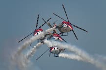 শব্দের চেয়ে দ্রুতবেগে আকাশের বুক চিরে উড়ে যাচ্ছে সারি সারি যুদ্ধবিমান, দেখুন সেই তাক লাগানো ছবি...