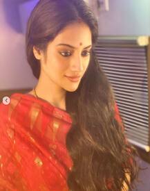 লন্ডনের ঠাণ্ডায় নুসরতের স্টাইল স্টেটমেন্ট শাড়ি আর ওভারকোট, ছবিতে কী লিখলেন মিমি?