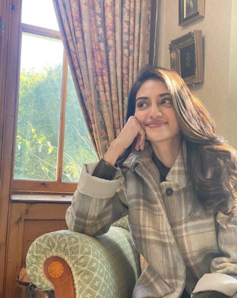 লন্ডনে নিয়মবিধি মেনেই চলছে শ্যুটিং। আর তার ফাঁকে ফাঁকে সোশ্যাল মিডিয়ায় নিজের ছবিও পোস্ট করছেন বসিরহাটের সাংসদ। লন্ডনে এখন বেশ ঠাণ্ডা। তাই স্টাইল স্টেটমেন্টের অন্যতম অংশ শীত পোশাক।