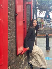 লন্ডনের ঠাণ্ডায় নুসরতের স্টাইল স্টেটমেন্ট শাড়ি আর ওভারকোট, ছবিতে কী লিখলেন মিমি?