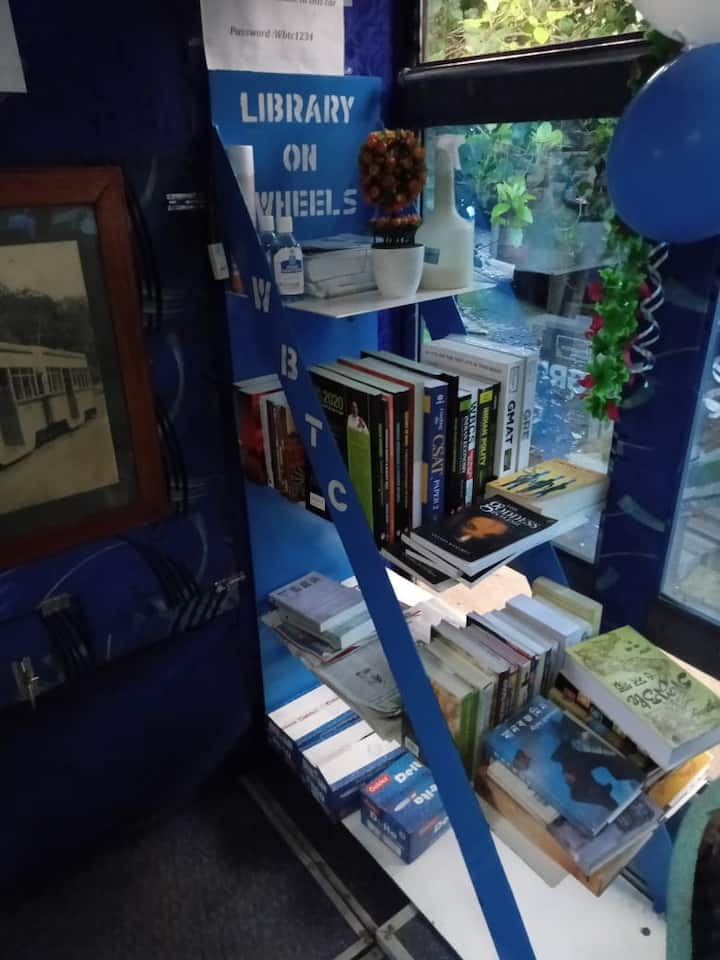 ২৪ সেপ্টেম্বর কলকাতায় চালু হয়েছে ট্রাম লাইব্রেরি। এর আগে শহরে ভ্রাম্যমাণ লাইব্রেরি ছিল ঠিকই কিন্তু ট্রামে চড়ে বই পড়ার সুযোগ এই প্রথম। 
