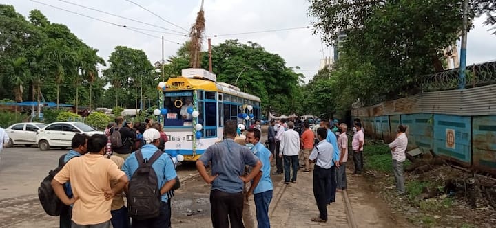এক কামরার ট্রামটি ধর্মতলা থেকে কলেজ স্ট্রিট হয়ে যায় শ্যামবাজার পর্যন্ত। আছে ৩২টি আসন। ভাড়া ২০ টাকা। 